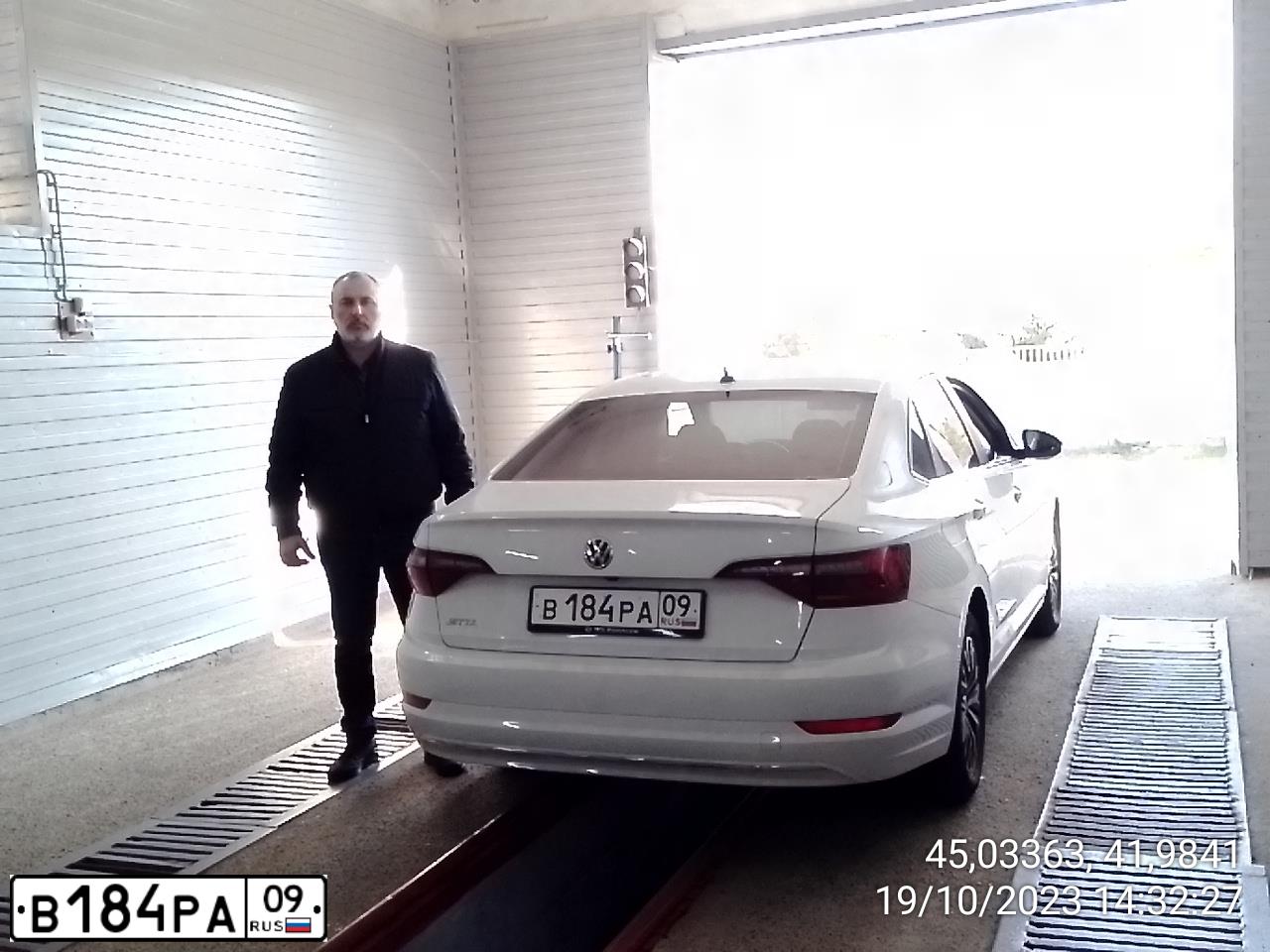 Фото автомобиля VOLKSWAGEN JETTA, 2019 — госномер Н455КН126. Цвет: Белый