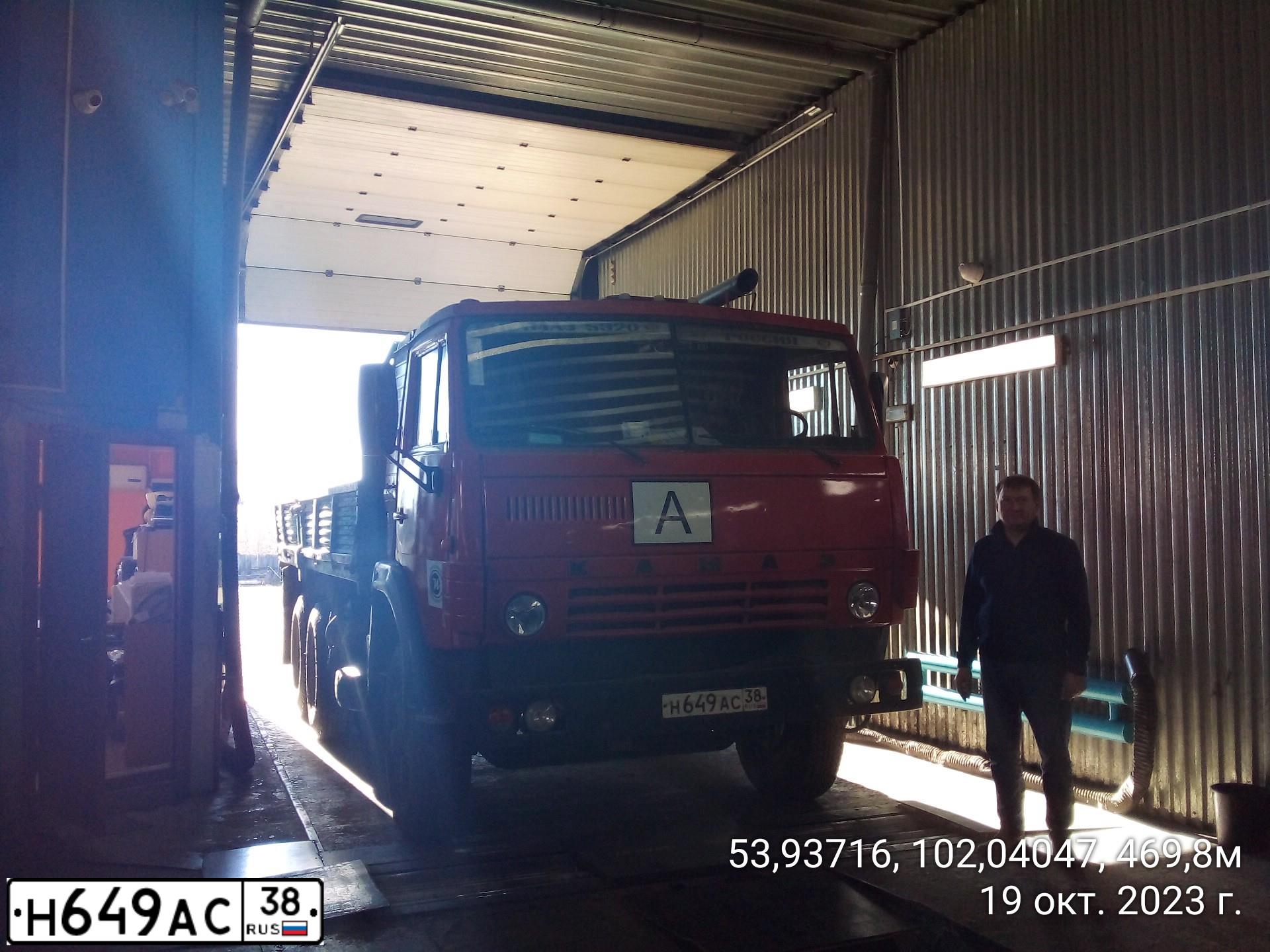 Фото автомобиля KAMAZ 5320 /6X4/, 1994 — госномер Н649АС38. Цвет: КРАСНЫЙ