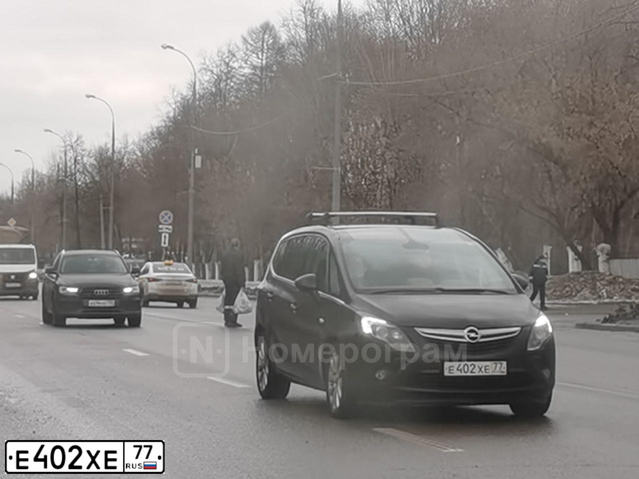Фото автомобиля OPEL ZAFIRA, 2013 — госномер Е402ХЕ77. Цвет: ЧЕРНЫЙ