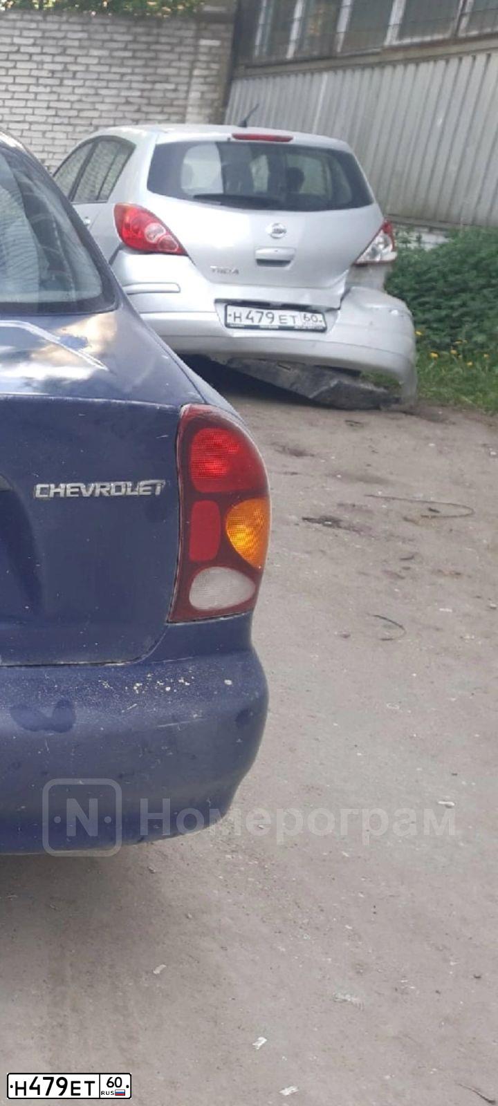 Фото автомобиля NISSAN TIIDA, 2010 — госномер Н479ЕТ60. Цвет: СЕРЕБРИСТЫЙ