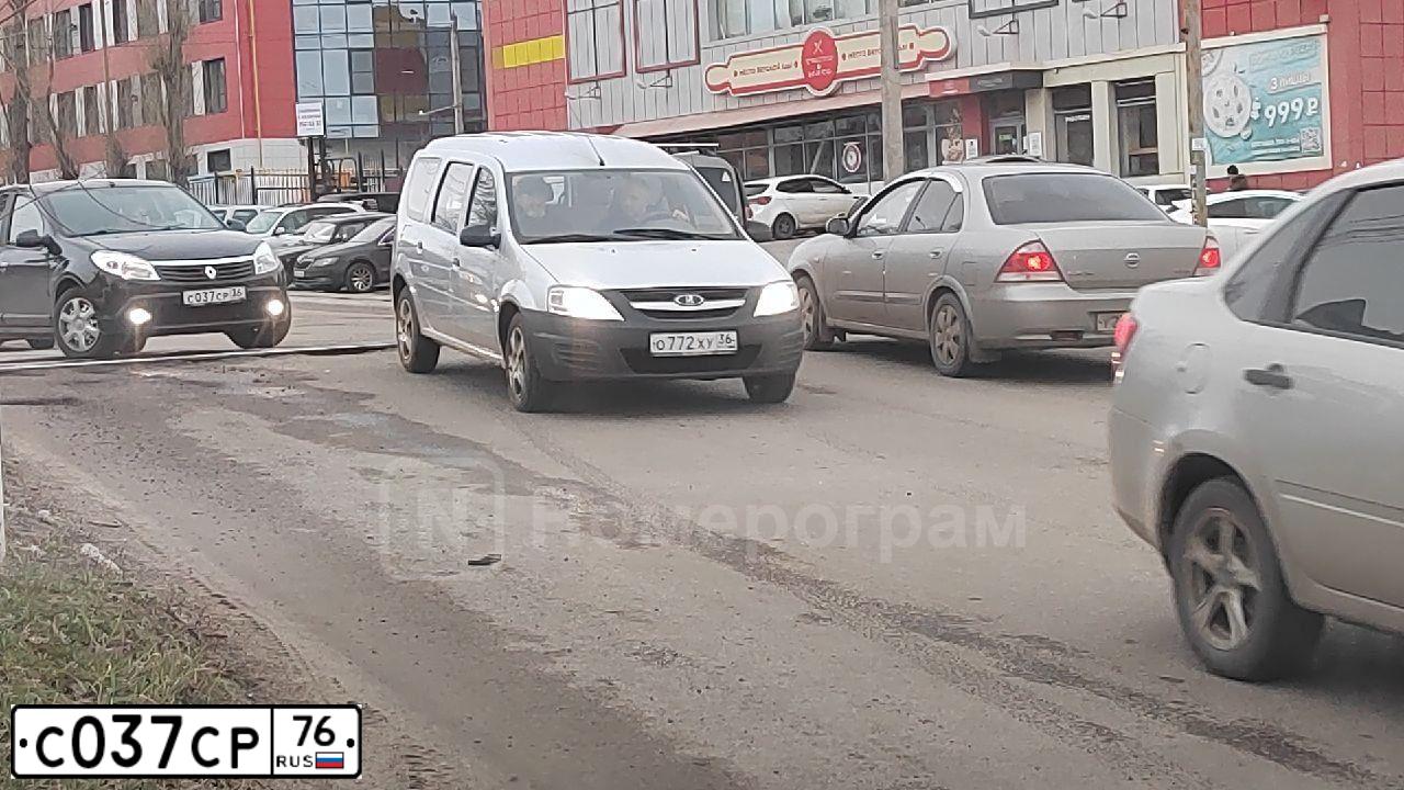 Фото автомобиля FORD ESCAPE, 2002 — госномер С037СР76. Цвет: СЕРЫЙ