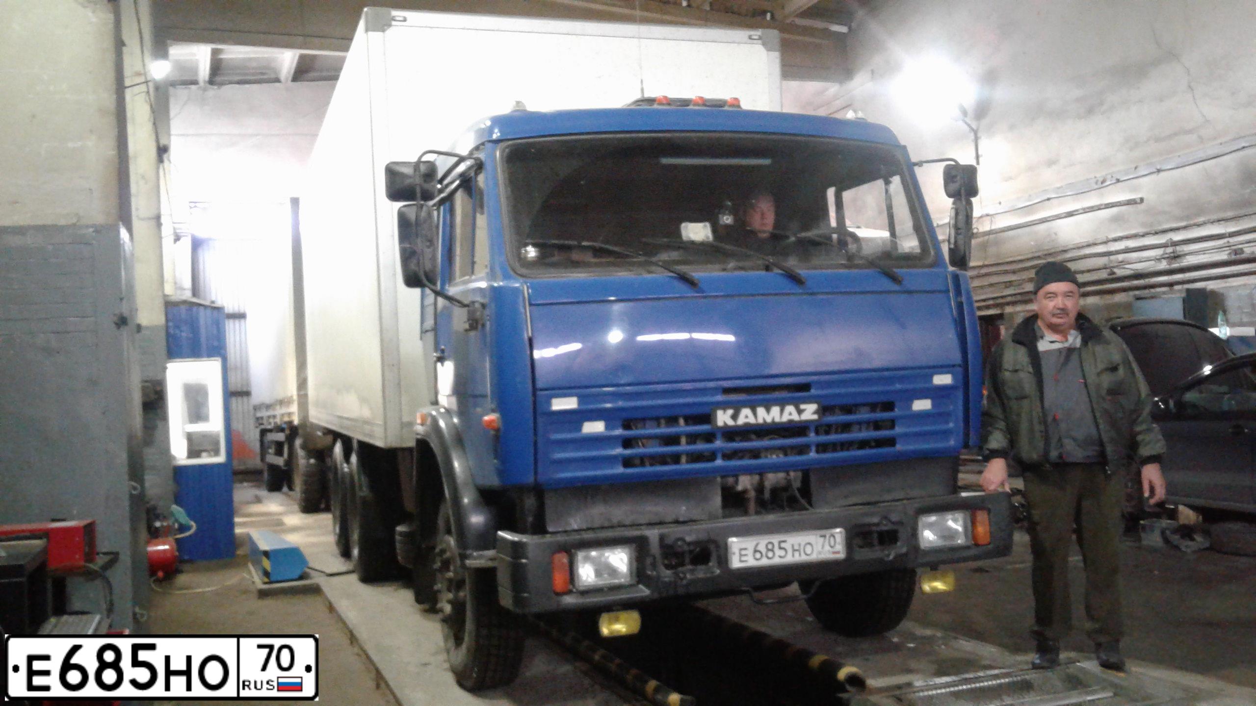 Фото автомобиля KAMAZ 53215 /6X4/, 2005 — госномер Е685НО70. Цвет: СИНИЙ