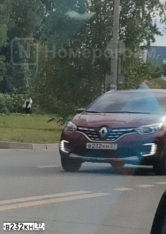 Фото автомобиля RENAULT KAPTUR, 2020 — госномер В232КН37. Цвет: КРАСНЫЙ-ЧЕРНЫЙ