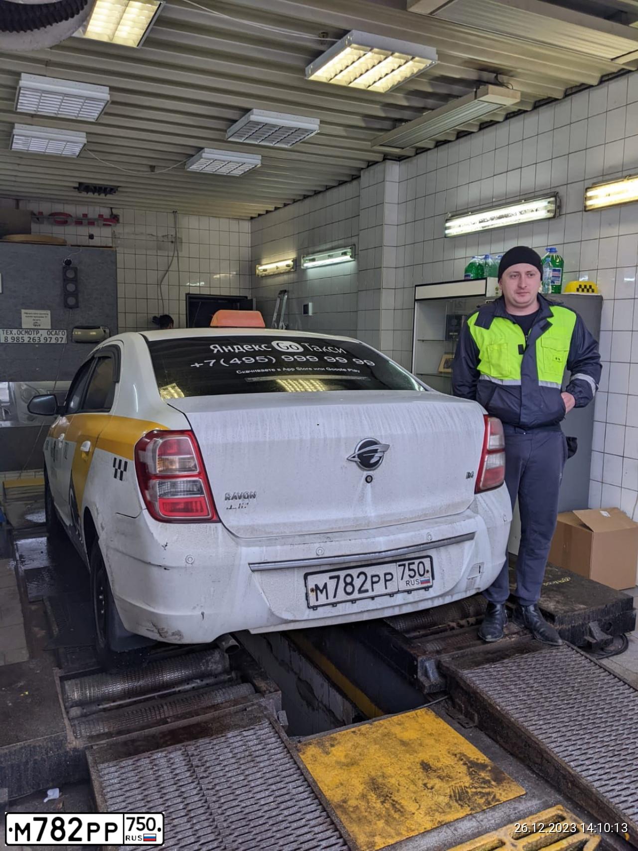 Фото автомобиля RAVON R4, 2018 — госномер М782РР750. Цвет: БЕЛЫЙ ЖЕЛТЫЙ СЕРЫЙ