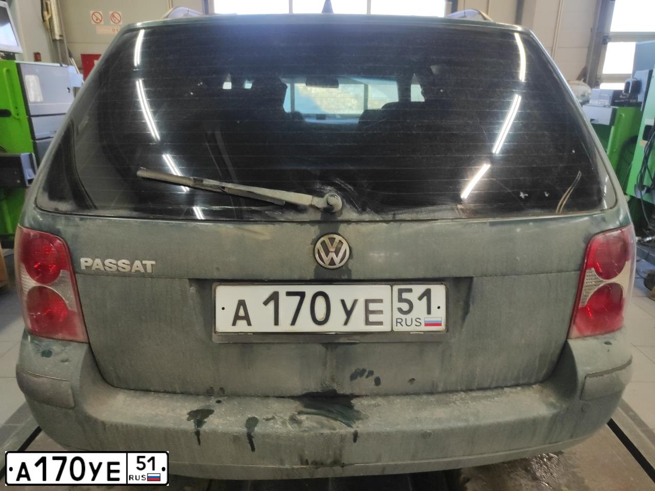 Фото автомобиля VOLKSWAGEN PASSAT, 2002 — госномер А170УЕ51. Цвет: ЗЕЛЕНЫЙ