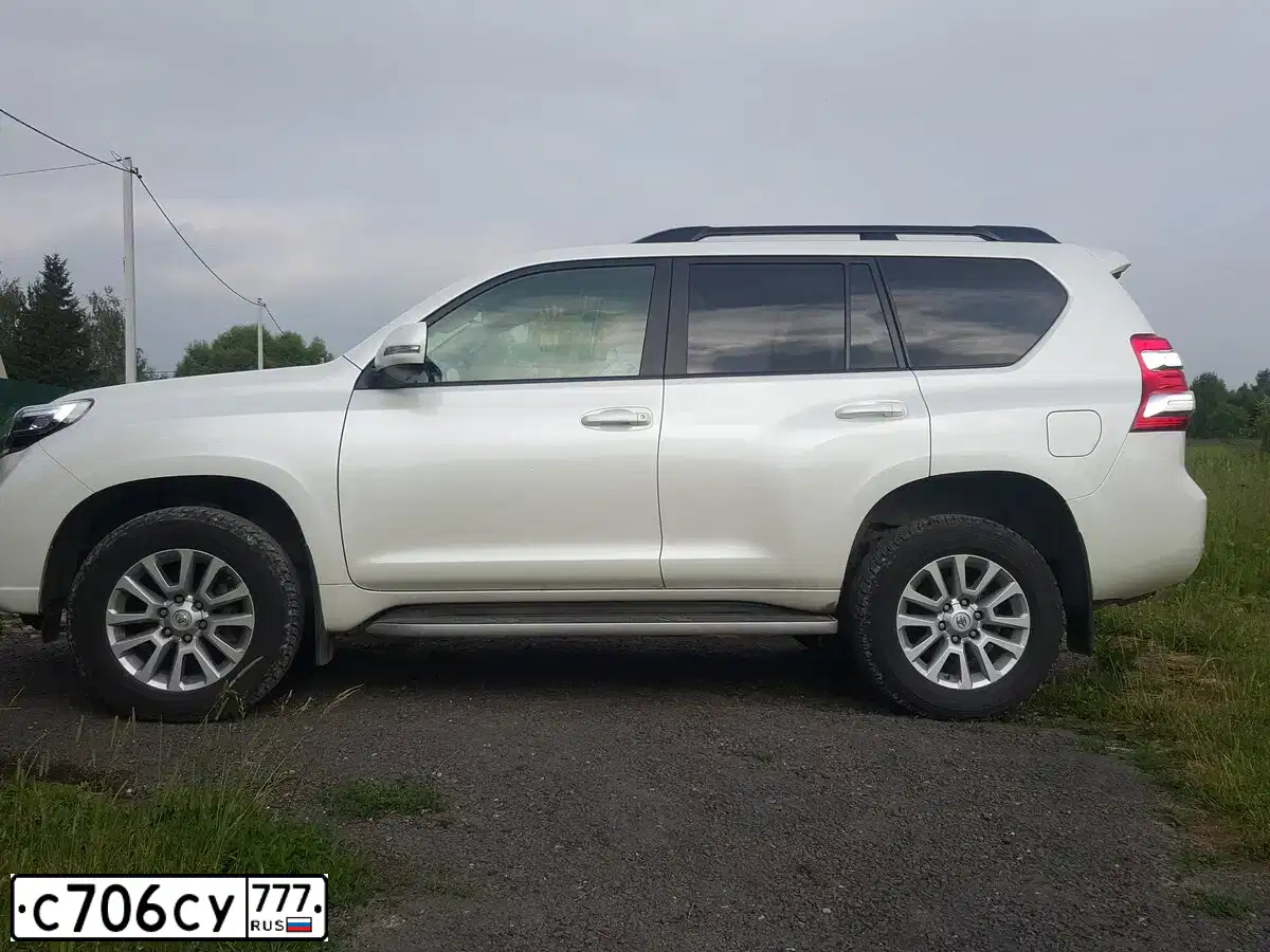 Фото автомобиля TOYOTA LANDCRUISER, 2016 — госномер С706СУ777. Цвет: БЕЛЫЙ