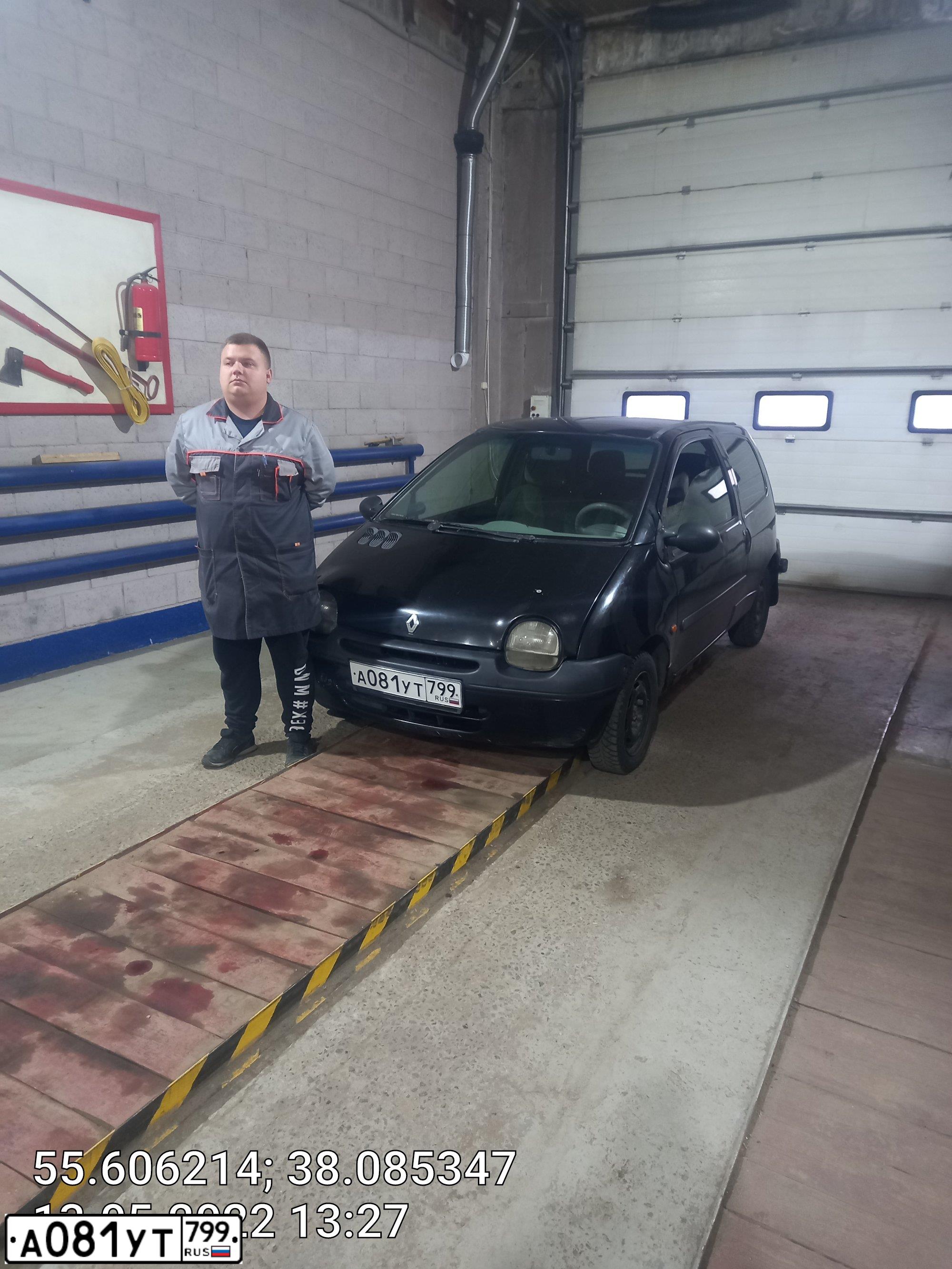 Фото автомобиля RENAULT TWINGO, 1999 — госномер А081УТ799. Цвет: ЧЕРНЫЙ