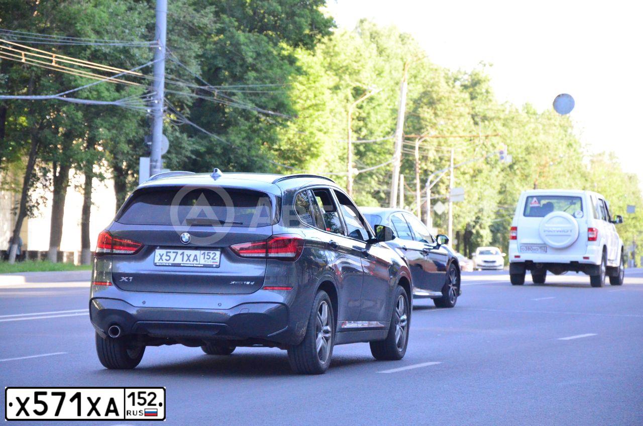 Фото автомобиля BMW X1, 2020 — госномер Х571ХА152. Цвет: СЕРЫЙ