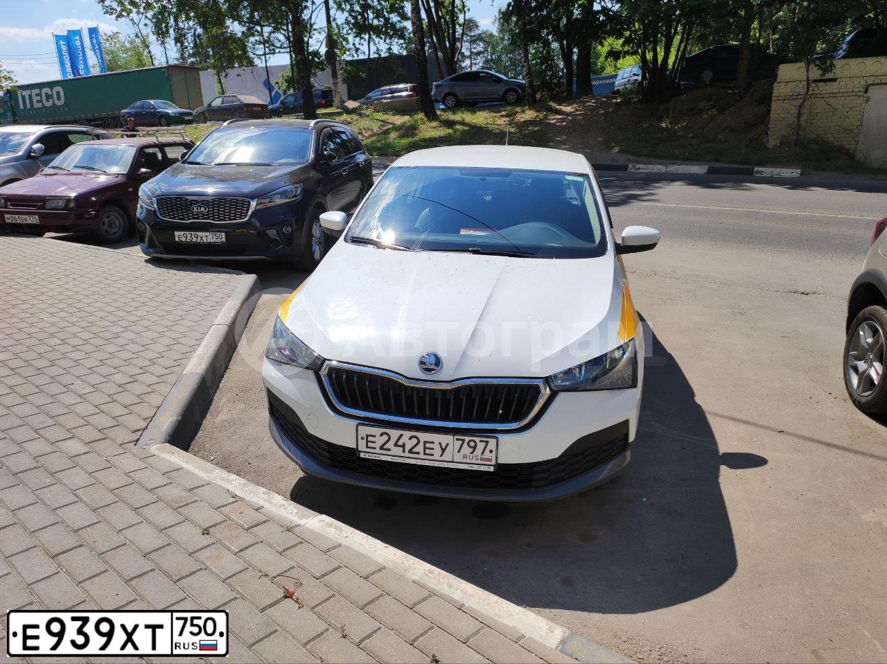 Фото автомобиля KIA SORENTO, 2019 — госномер Е939ХТ750. Цвет: ЧЕРНЫЙ