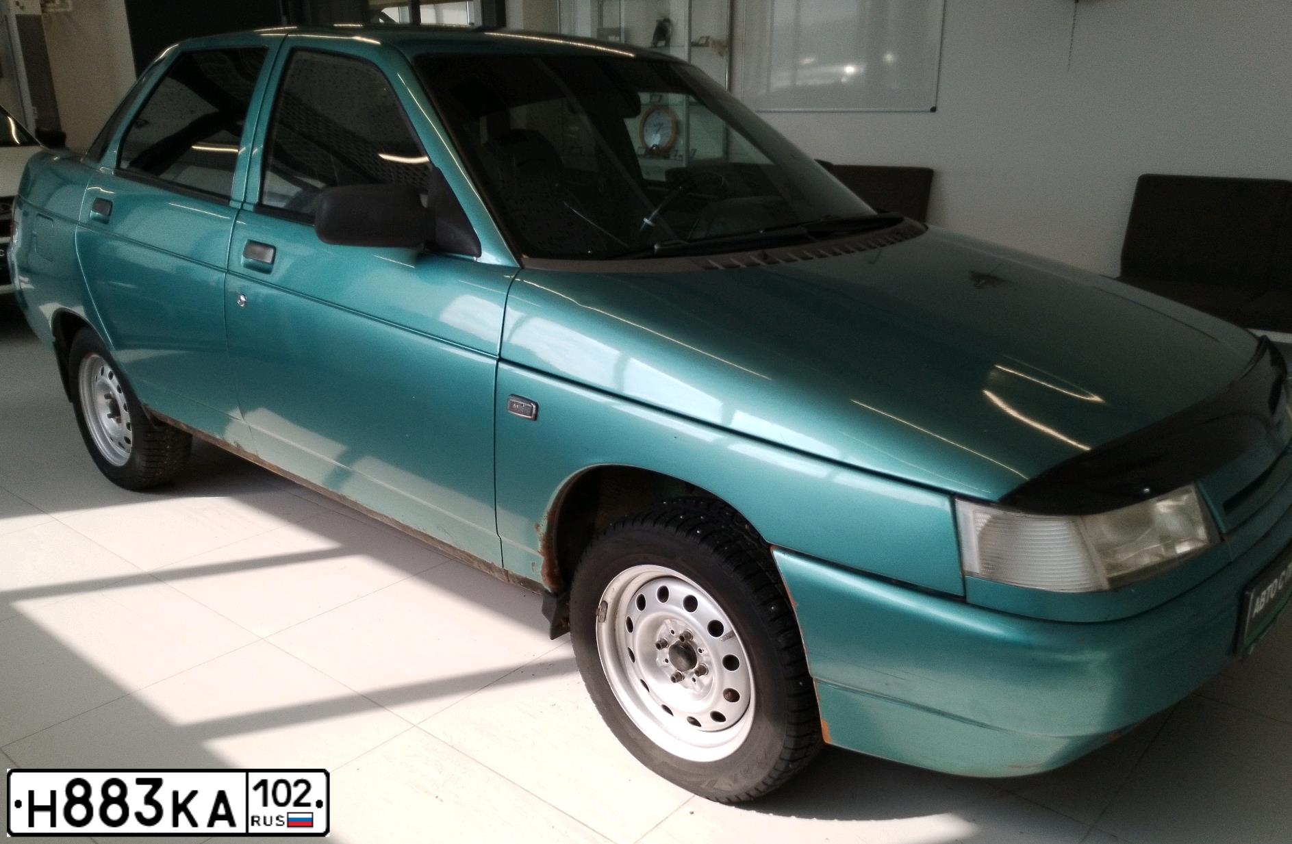 Фото автомобиля LADA 2110 LADA, 2000 — госномер Х710РР02. Цвет: Серебристо-зелено-голубой
