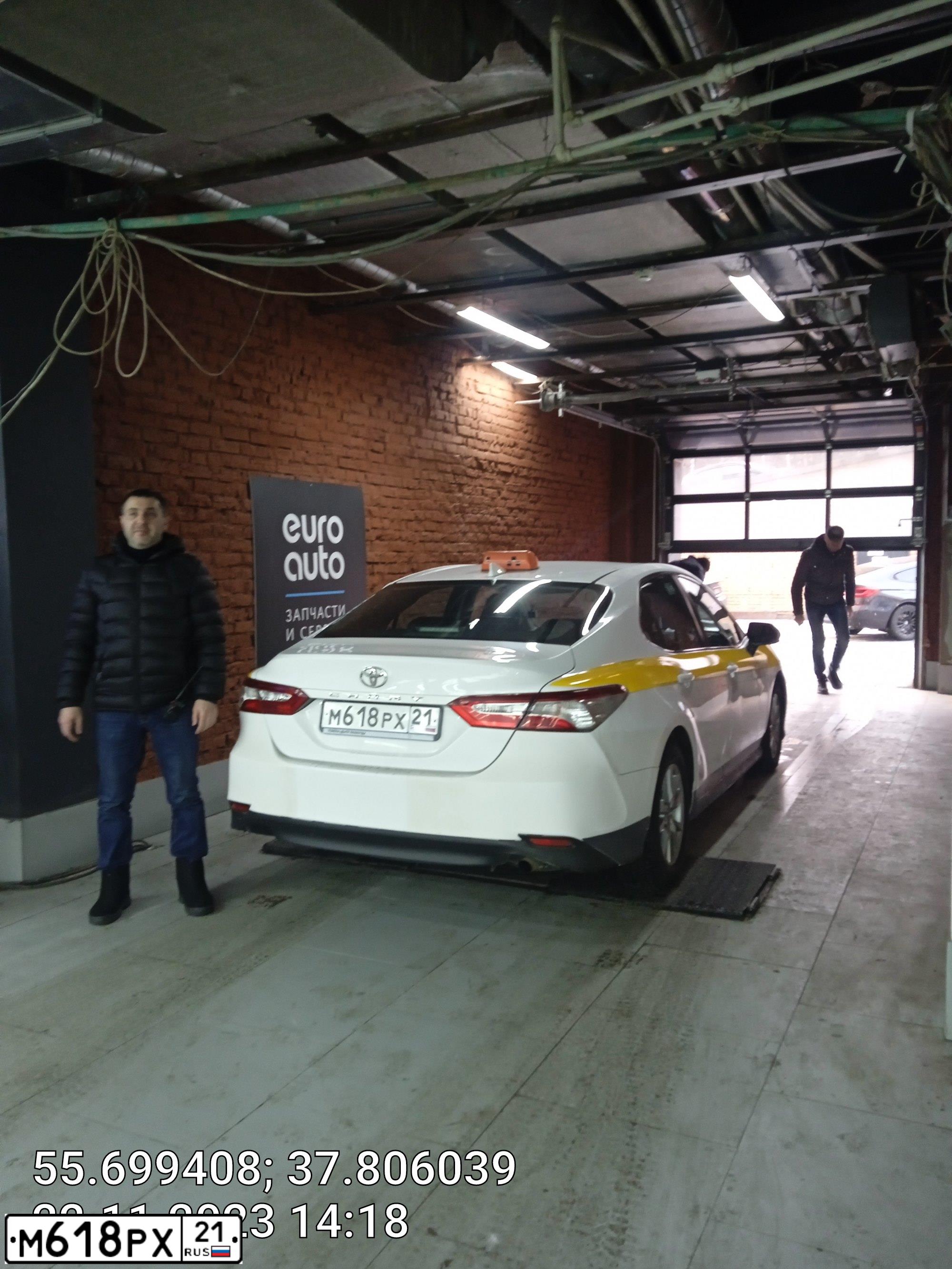 Фото автомобиля TOYOTA CAMRY, 2018 — госномер М618РХ21. Цвет: БЕЛЫЙ-ЖЕЛТЫЙ-СЕРЫЙ
