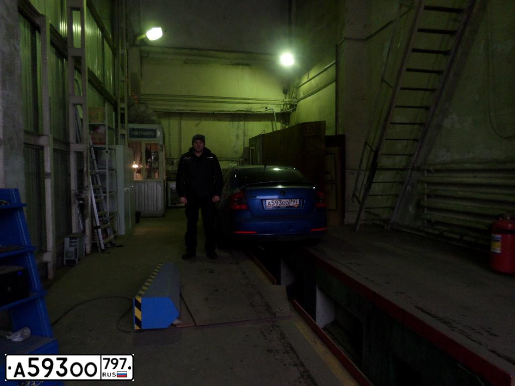 Фото автомобиля SKODA OCTAVIA, 2010 — госномер Н598РН799. Цвет: синий