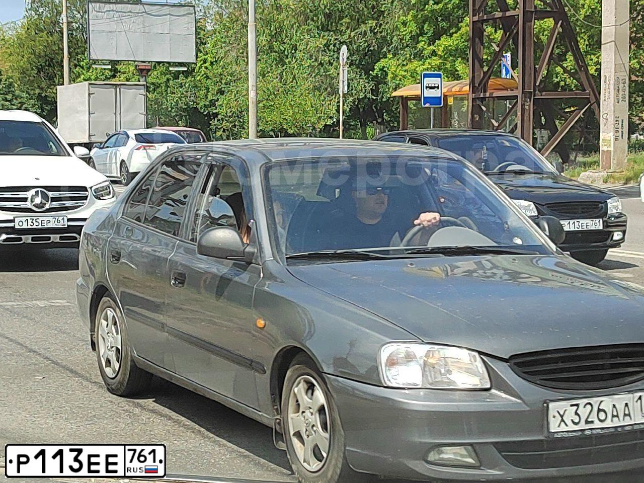 Фото автомобиля HYUNDAI ACCENT, 2010 — госномер Е025ОУ761. Цвет: ЧЕРНЫЙ