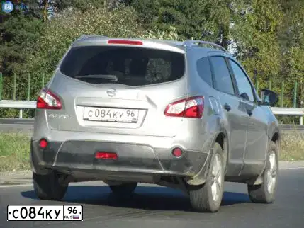 Фото автомобиля NISSAN QASHQAI, 2010 — госномер С084КУ96. Цвет: СВ.СЕРЫЙ