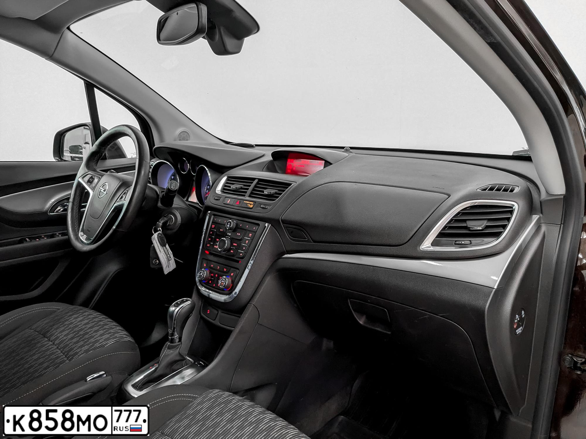 Фото автомобиля OPEL MOKKA, 2014 — госномер Т261КН977. Цвет: Коричневый