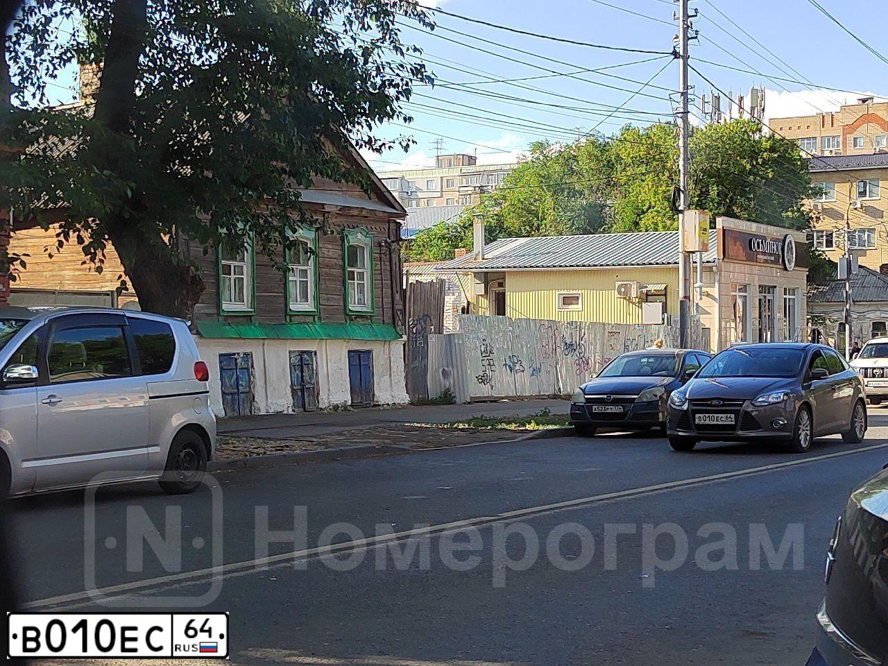 Фото автомобиля FORD FOCUS, 2012 — госномер В010ЕС64. Цвет: СЕРО-КОРИЧНЕВЫЙ