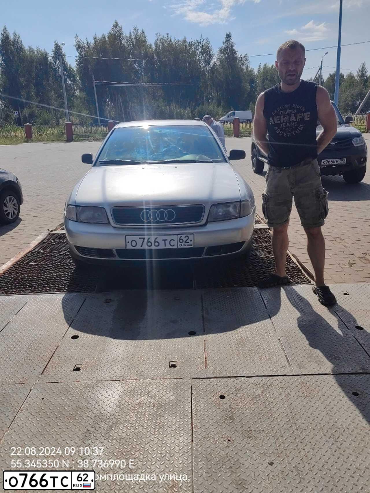 Фото автомобиля AUDI A4, 1995 — госномер М002АН250. Цвет: БЕЛЫЙ (СЕРЕБРИСТЫЙ)