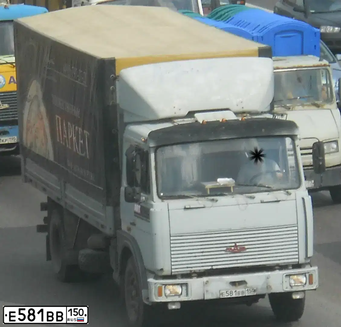 Фото автомобиля MAZ 5336 /4X2/, 2001 — госномер Е581ВВ150. Цвет: СЕРЫЙ