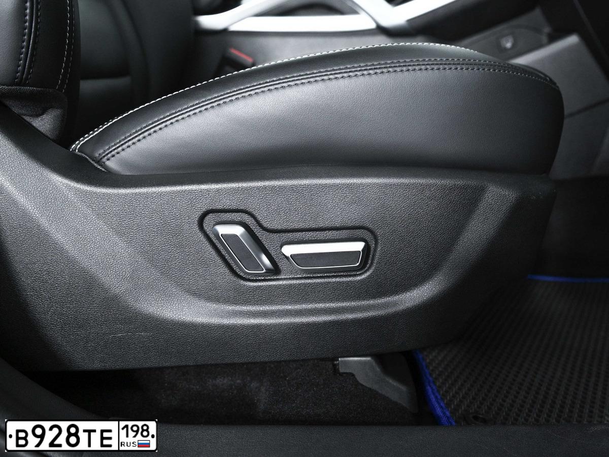 Фото автомобиля GEELY ATLAS, 2019 — госномер В928ТЕ198. Цвет: ЧЕРНЫЙ