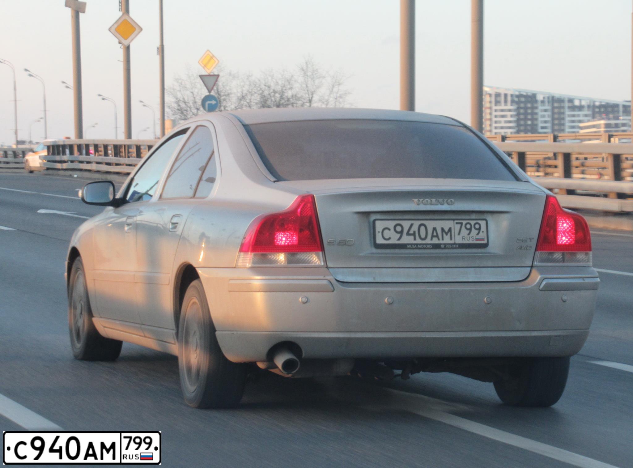 Фото автомобиля VOLVO S60, 2006 — госномер С940АМ799. Цвет: СЕРЕБРИСТЫЙ
