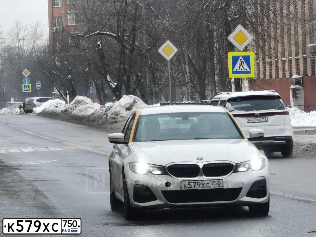 Фото автомобиля BMW SERIE 3, 2019 — госномер О875РТ797. Цвет: Белый