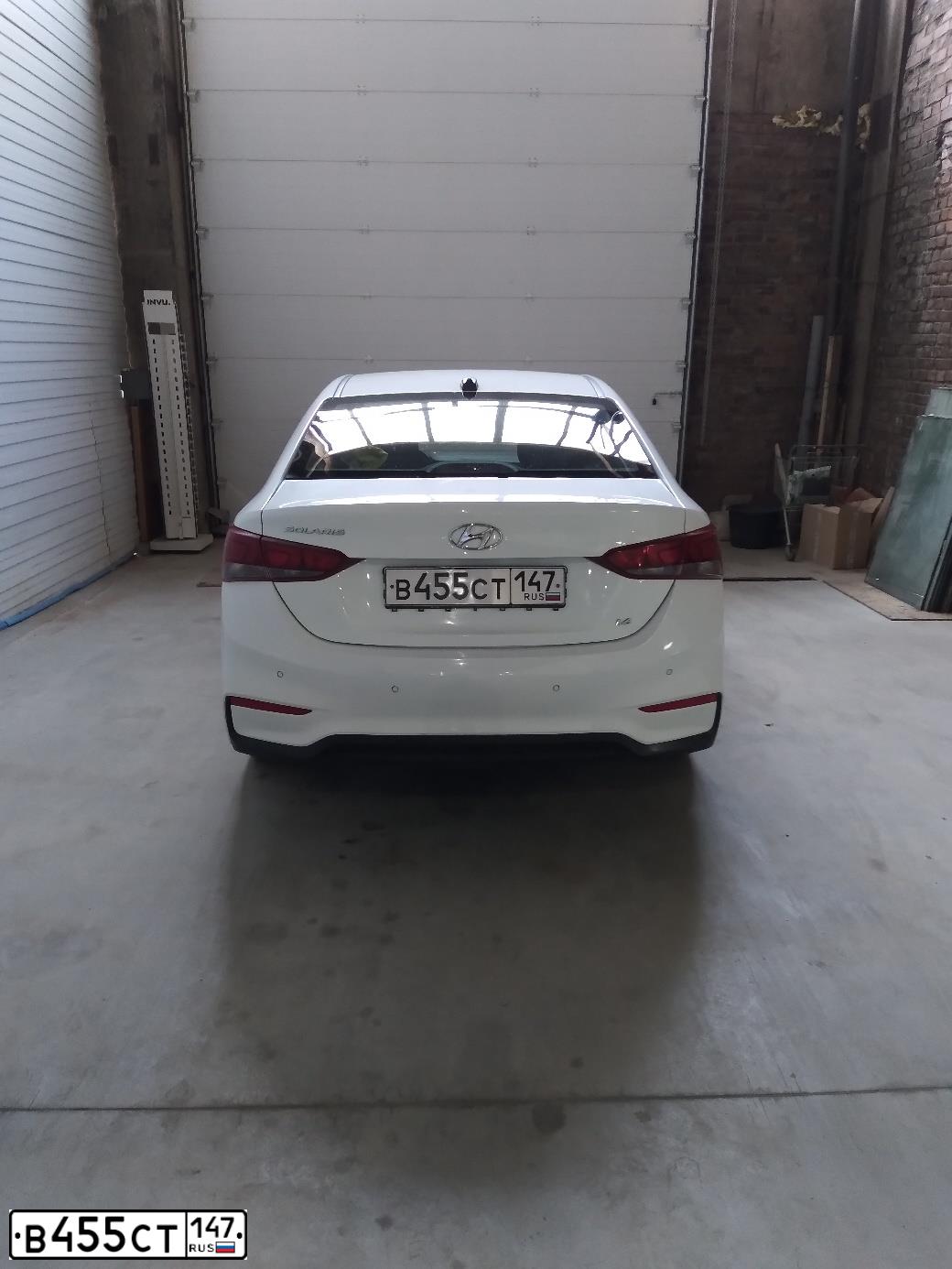 Фото автомобиля HYUNDAI SOLARIS, 2018 — госномер К698СМ147. Цвет: Белый