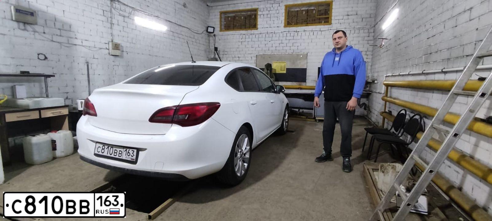Фото автомобиля OPEL ASTRA, 2013 — госномер М939КН138. Цвет: Белый