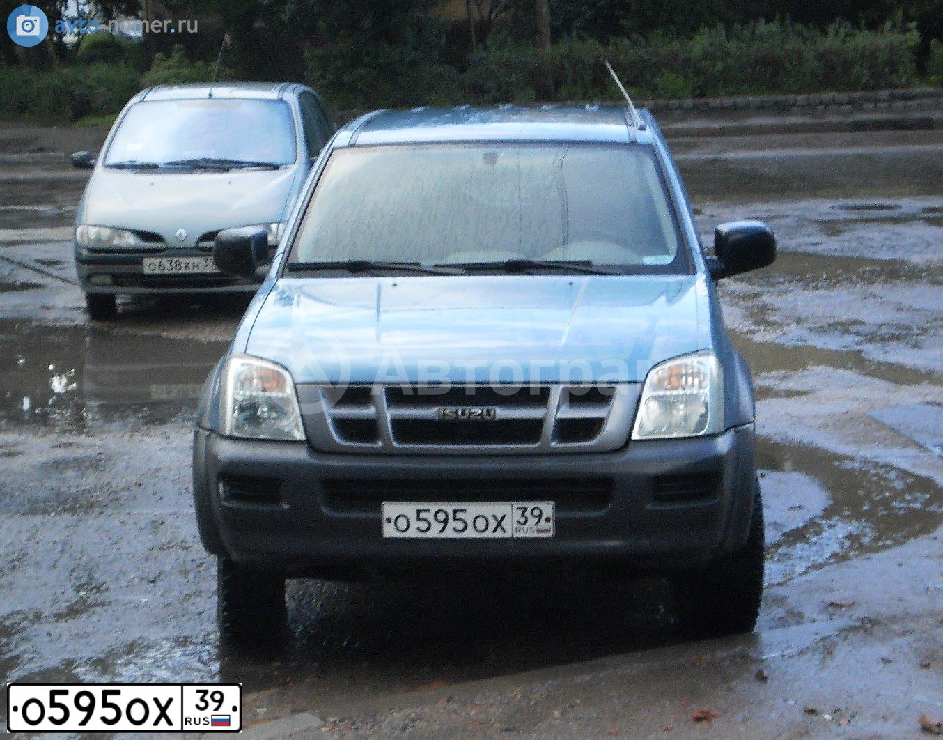Фото автомобиля ISUZU D-MAX, 2004 — госномер О595ОХ39. Цвет: голубой