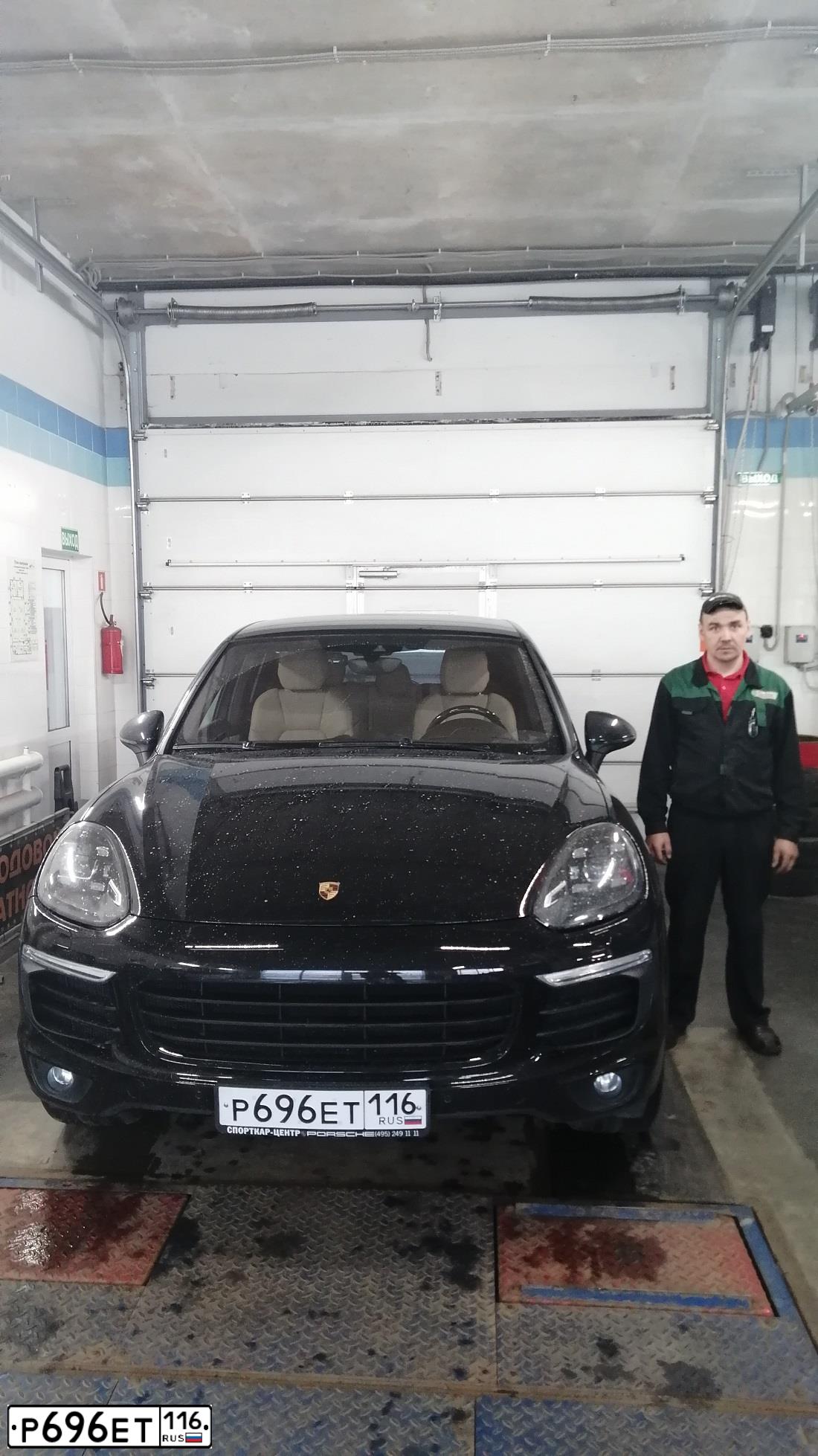 Фото автомобиля PORSCHE CAYENNE, 2016 — госномер Р696ЕТ116. Цвет: ЧЕРНЫЙ