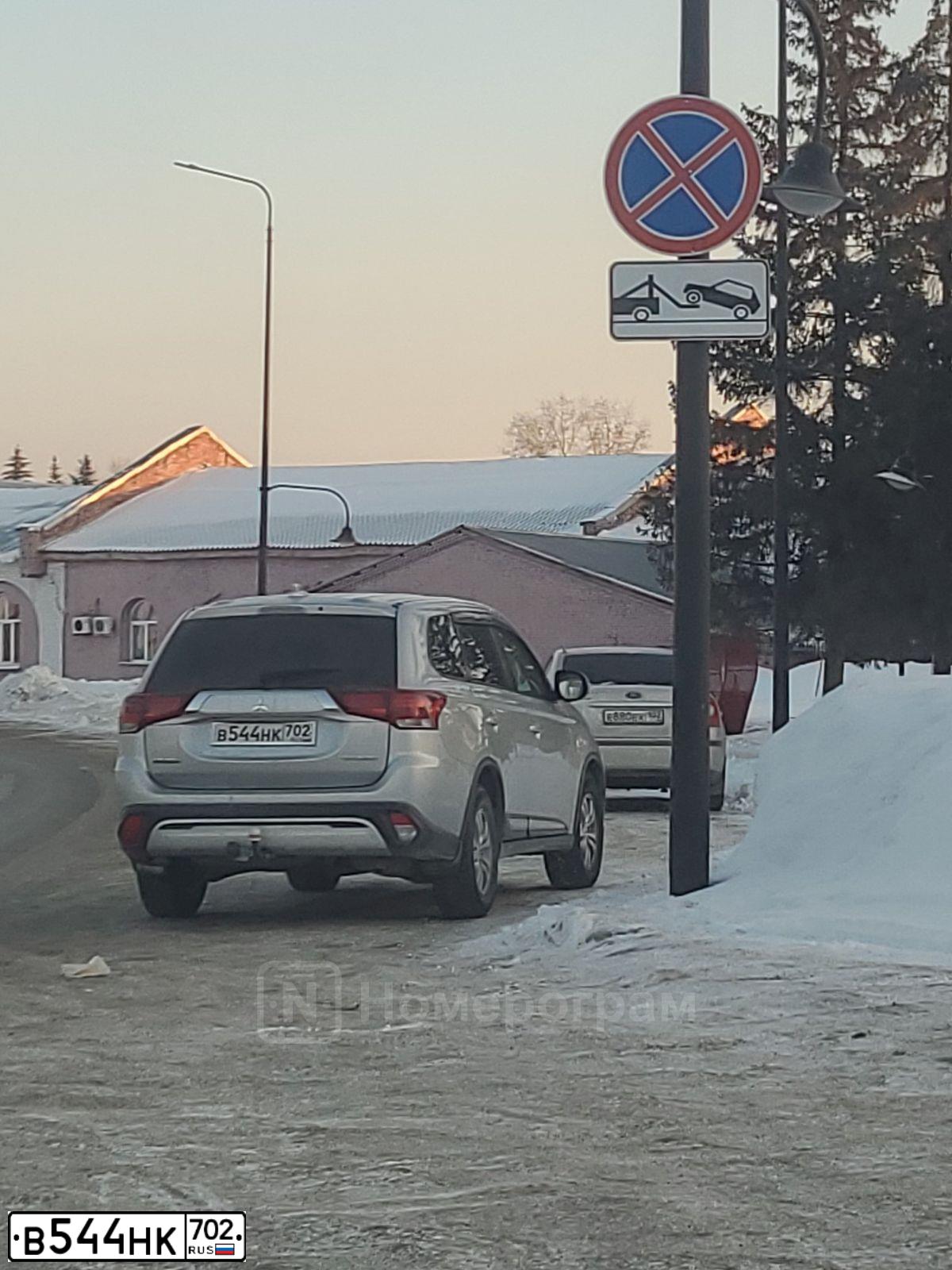 Фото автомобиля MITSUBISHI OUTLANDER, 2018 — госномер В544НК702. Цвет: Серебристый