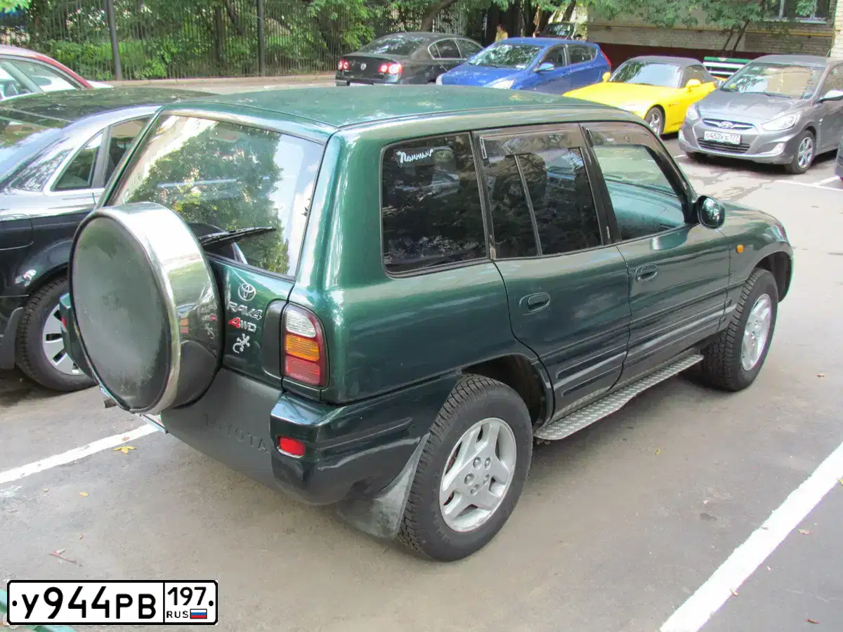 Фото автомобиля TOYOTA RAV4, 1998 — госномер Р452УХ77. Цвет: ЗЕЛЕНЫЙ