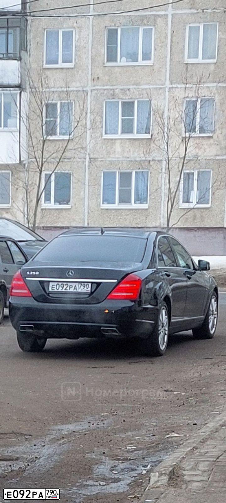 Фото автомобиля MERCEDES S-KLASSE, 2009 — госномер Е092РА790. Цвет: ЧЕРНЫЙ