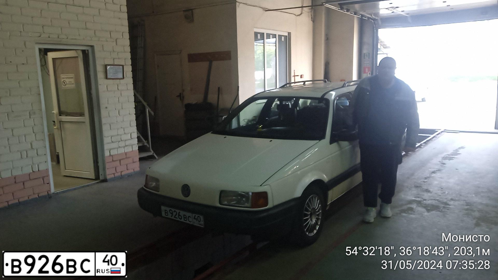 Фото автомобиля VOLKSWAGEN PASSAT, 1991 — госномер В926ВС40. Цвет: БЕЛЫЙ