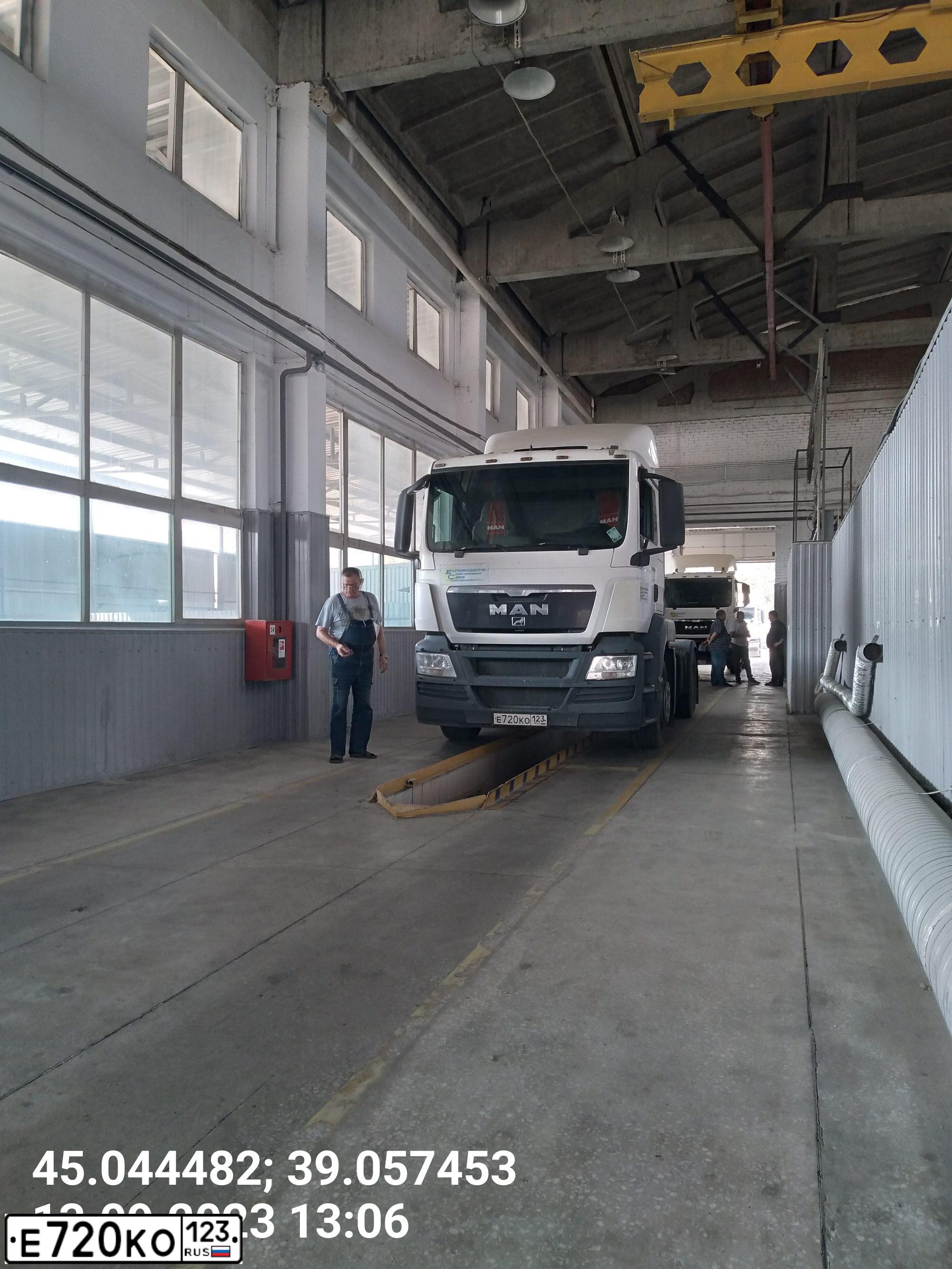 Фото автомобиля MAN TGS 19.XXX /4X2/, 2012 — госномер Е720КО123. Цвет: Белый