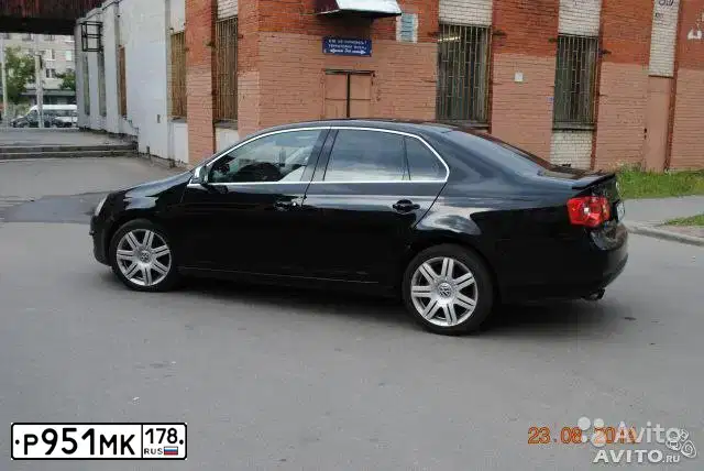 Фото автомобиля VOLKSWAGEN JETTA, 2005 — госномер М405УУ60. Цвет: ЧЕРНЫЙ