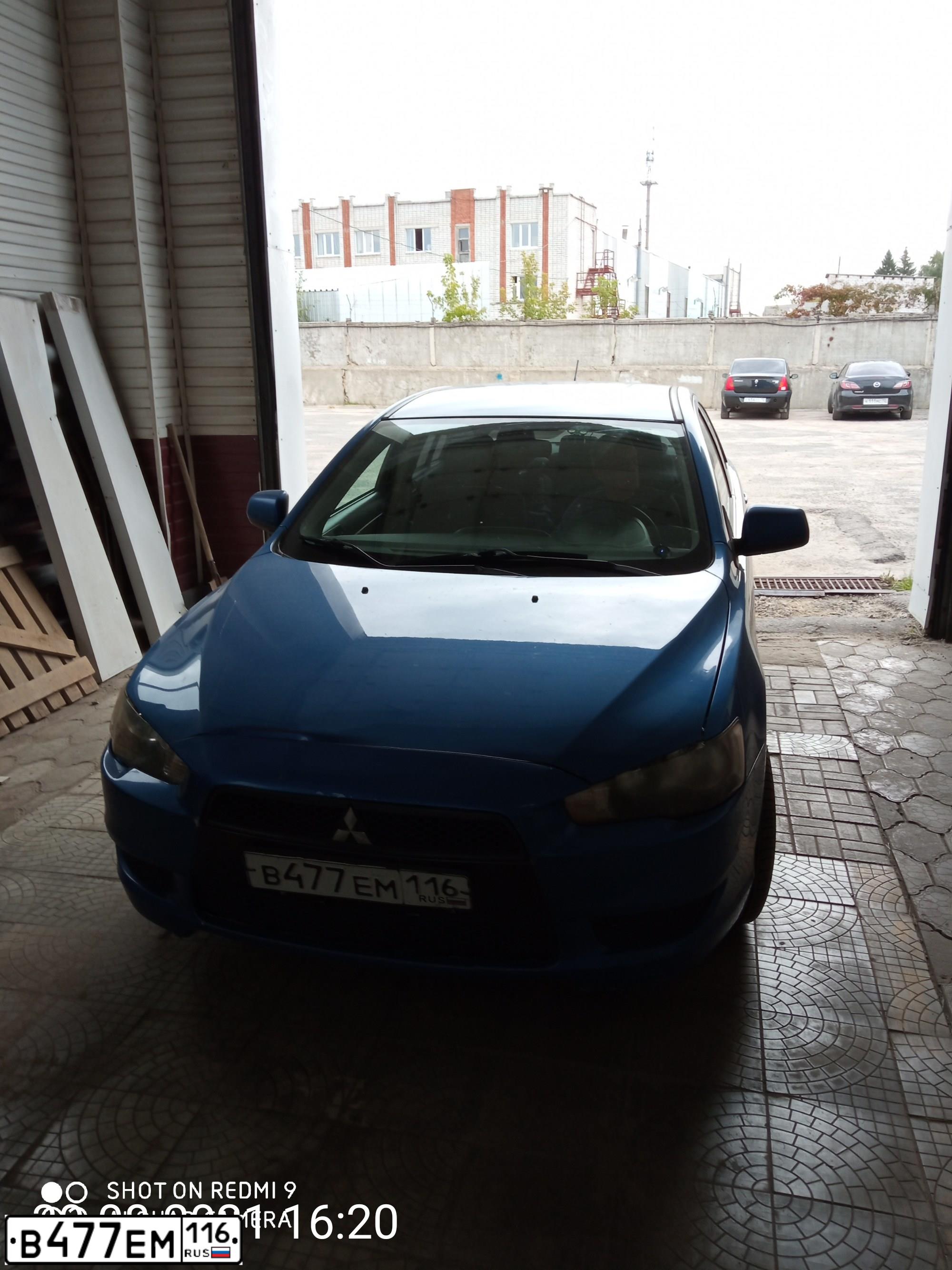 Фото автомобиля MITSUBISHI LANCER, 2010 — госномер В477ЕМ116. Цвет: СИНИЙ