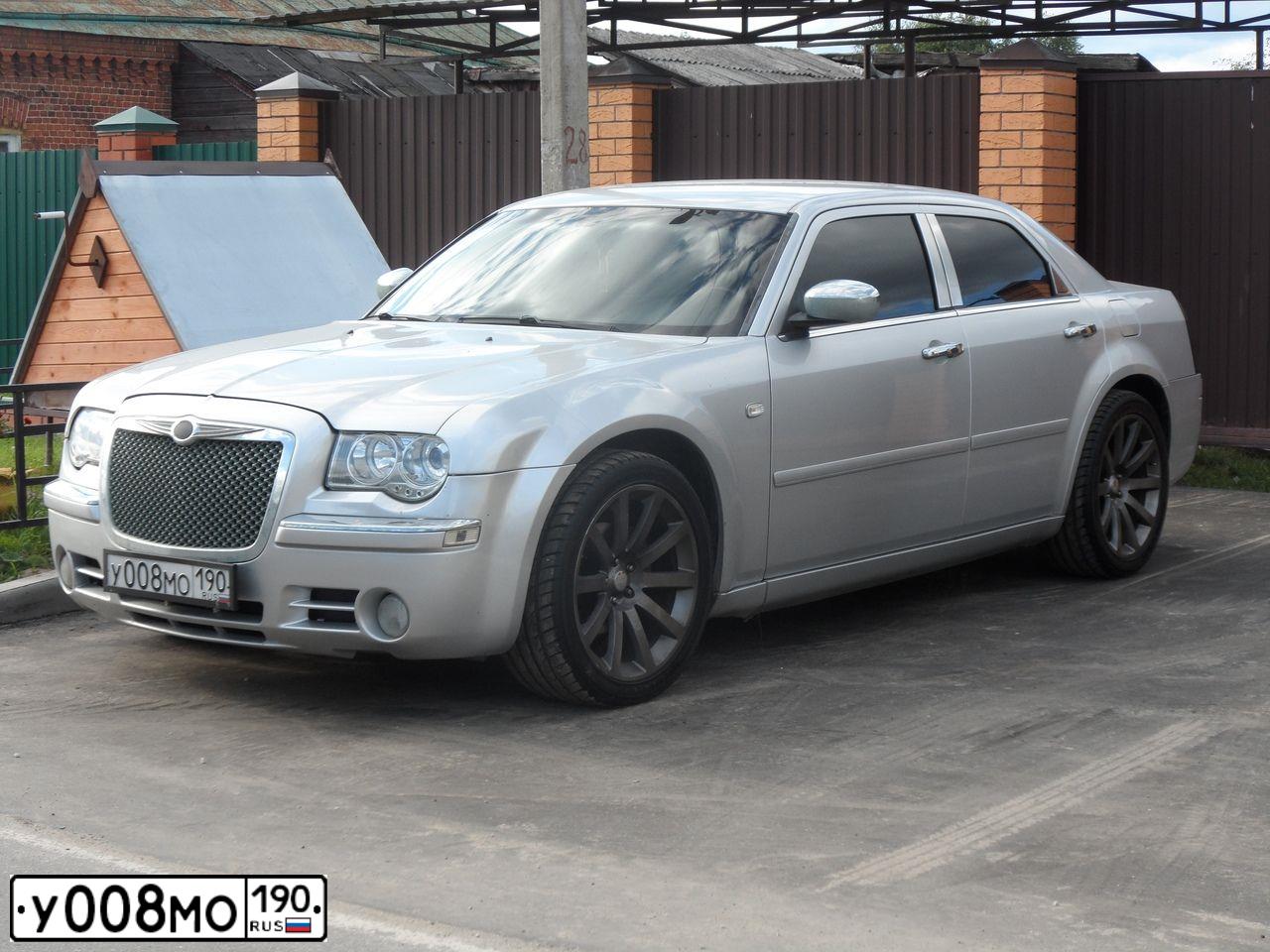 Фото автомобиля CHRYSLER SERIE 300, 2005 — госномер Р264УМ790. Цвет: СЕРЫЙ СВЕТЛЫЙ