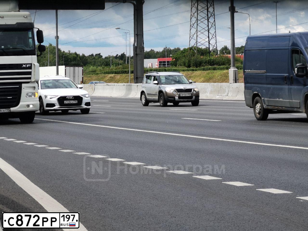 Фото автомобиля SKODA YETI, 2011 — госномер С872РР197. Цвет: СЕРЫЙ