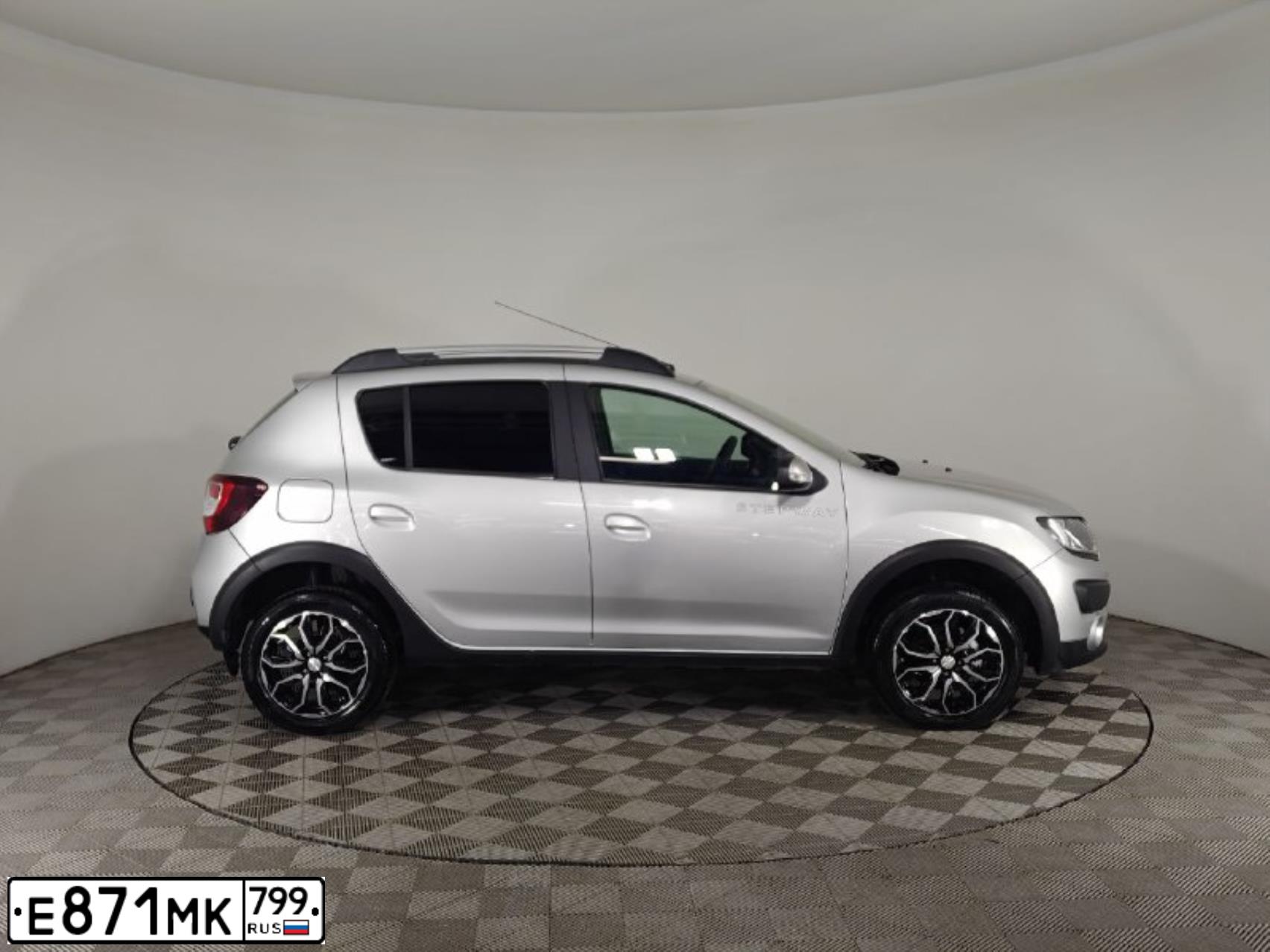 Фото автомобиля RENAULT SANDERO, 2018 — госномер Р036ТВ790. Цвет: СВЕТЛО-СЕРЫЙ
