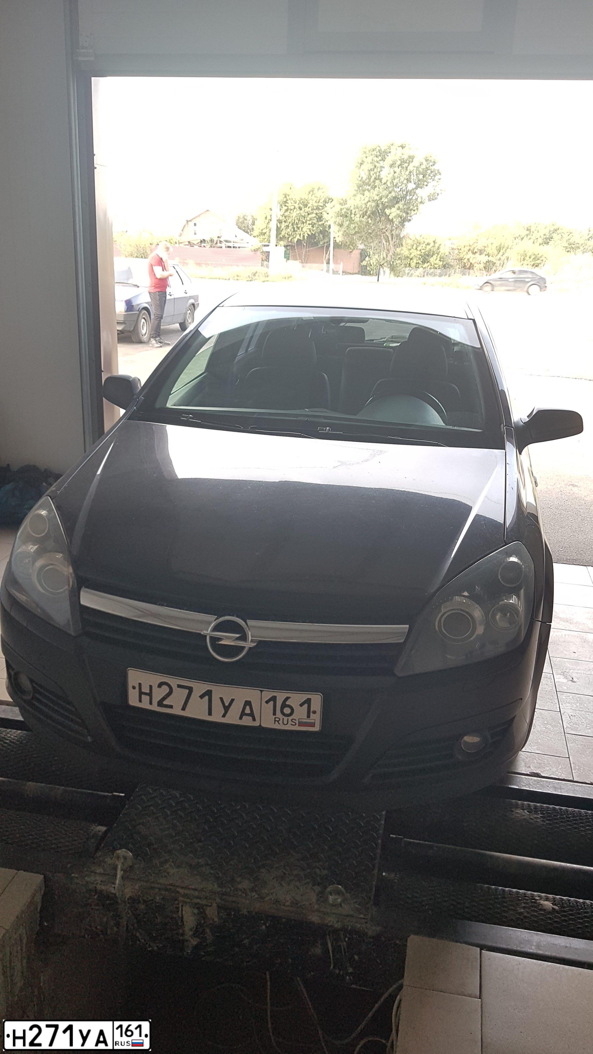 Фото автомобиля OPEL ASTRA, 2006 — госномер Е011КС161. Цвет: ЧЕРНЫЙ