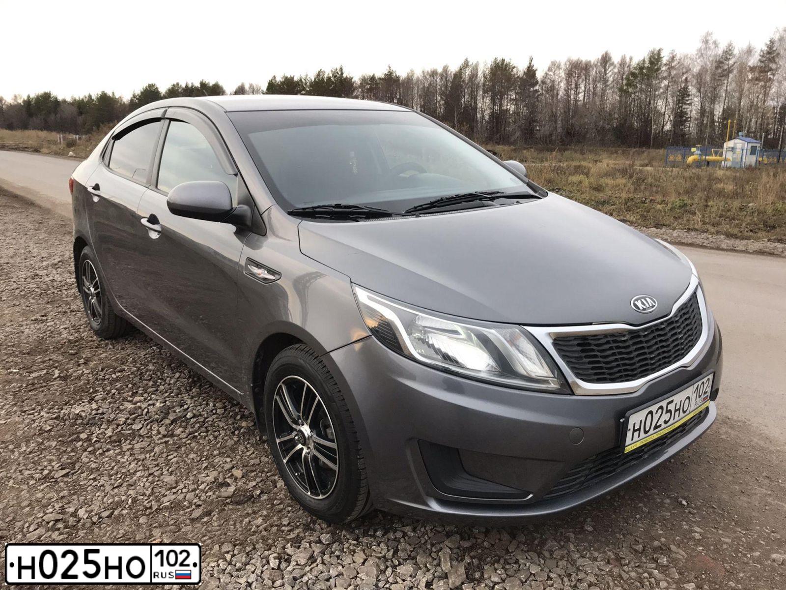 Фото автомобиля KIA RIO, 2012 — госномер Н025НО102. Цвет: СЕРЫЙ