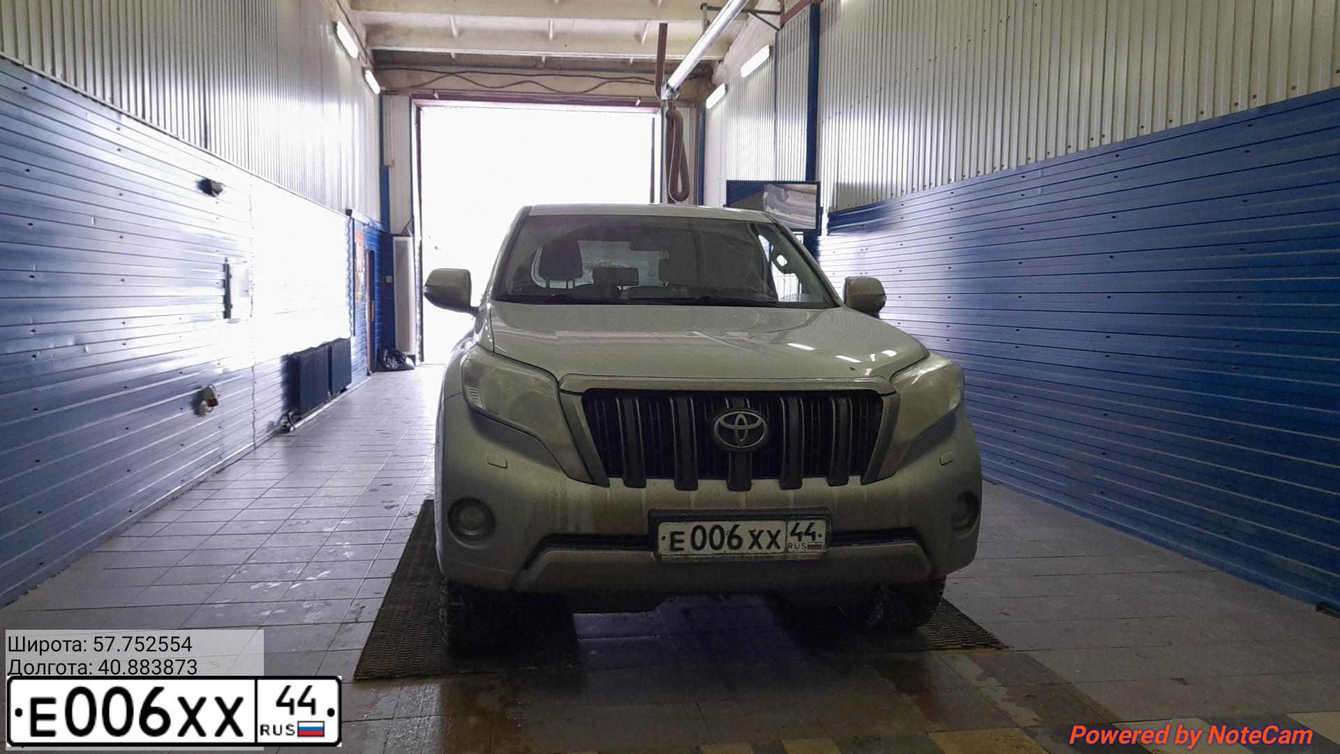 Фото автомобиля LEXUS LX, 2007 — госномер Е006ХХ44. Цвет: серебристый