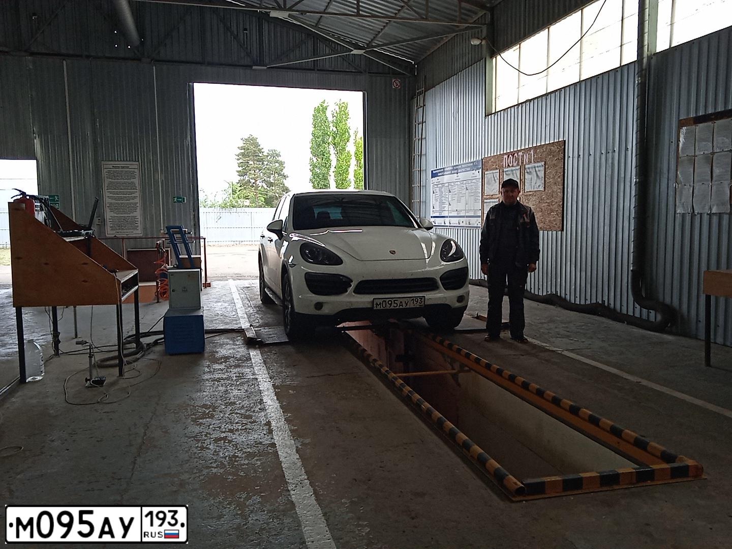 Фото автомобиля PORSCHE CAYENNE, 2013 — госномер А350РО67. Цвет: Белый