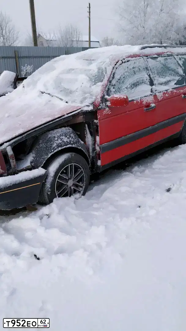 Фото автомобиля VOLKSWAGEN PASSAT, 1989 — госномер В814КВ977. Цвет: Красный