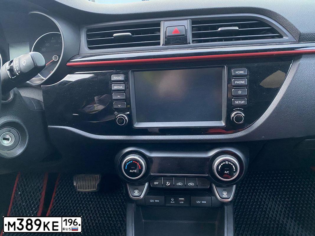 Фото автомобиля KIA RIO, 2019 — госномер С981ОЕ196. Цвет: Белый