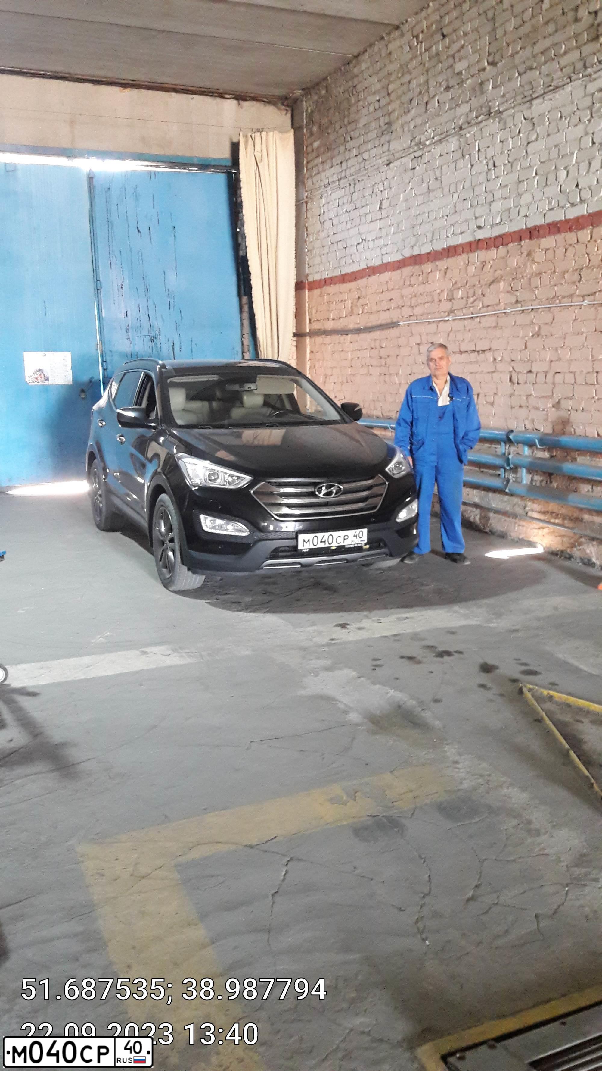 Фото автомобиля HYUNDAI SANTA FE, 2012 — госномер Х285УР43. Цвет: ЧЕРНЫЙ