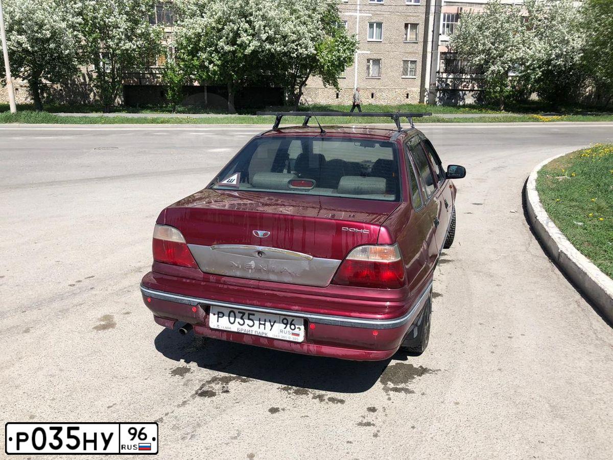Фото автомобиля DAEWOO NEXIA, 2006 — госномер Е026МК96. Цвет: Красный