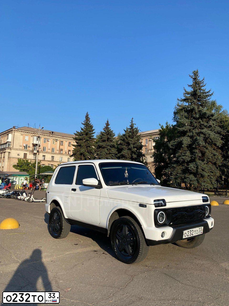 Фото автомобиля LADA 2121 NIVA, 2011 — госномер О232ТО33. Цвет: ЯРКО-БЕЛЫЙ