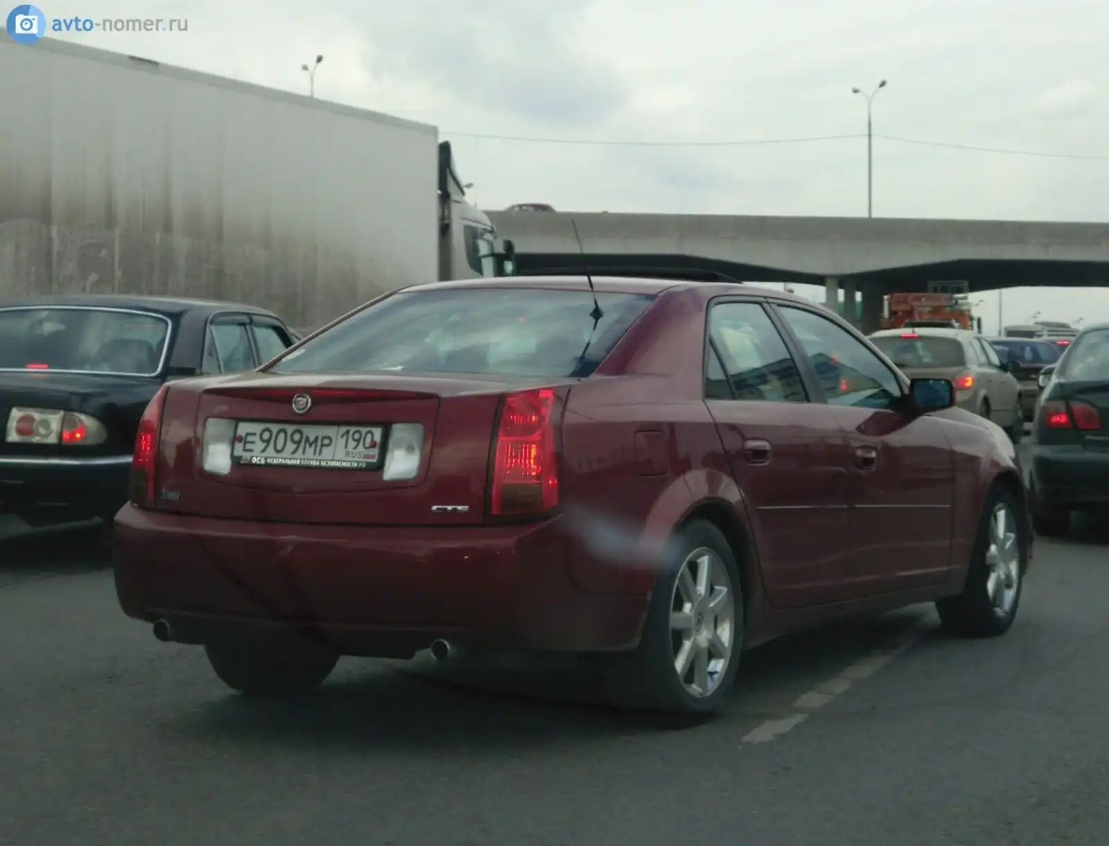 Фото автомобиля CADILLAC CTS, 2004 — госномер Р095СО29. Цвет: Белый