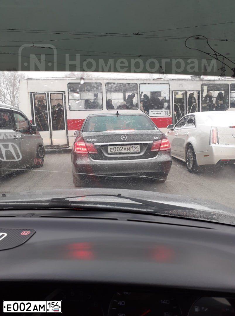 Фото автомобиля MERCEDES E-KLASSE, 2013 — госномер С780НТ39. Цвет: ЧЕРНЫЙ